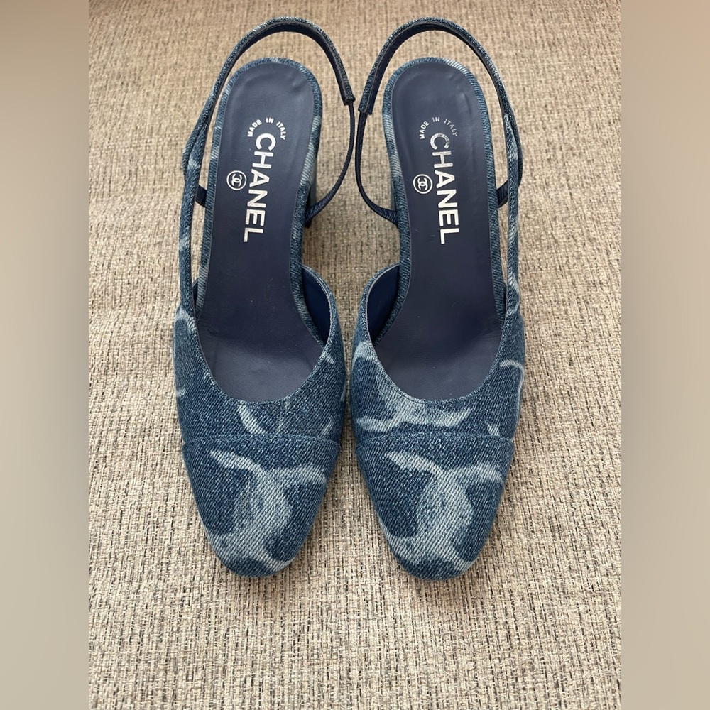 CHANEL Blue Heels Elegant Design
